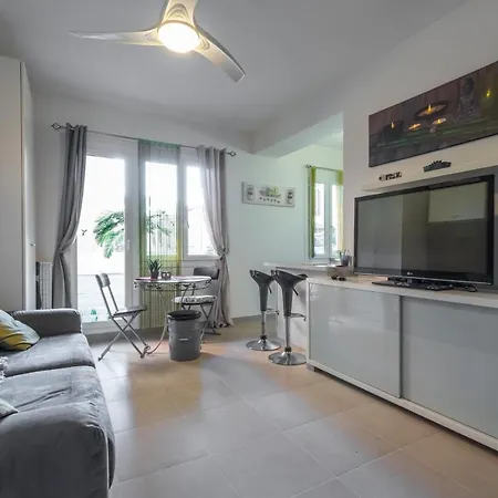 Cosy At Port Apartment Nizza